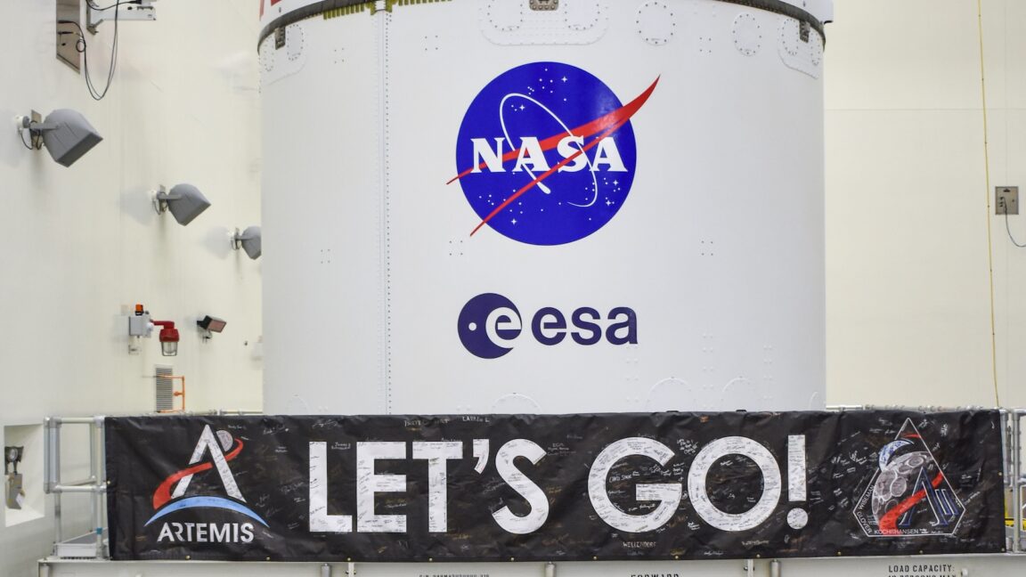 NASA’s Artemis II Mission Faces Crisis as Workers Go Unpaid Amid Government Shutdown, Igniting Outrage Over Essential Labor Exploitation and Political Apathy in America’s Space Race