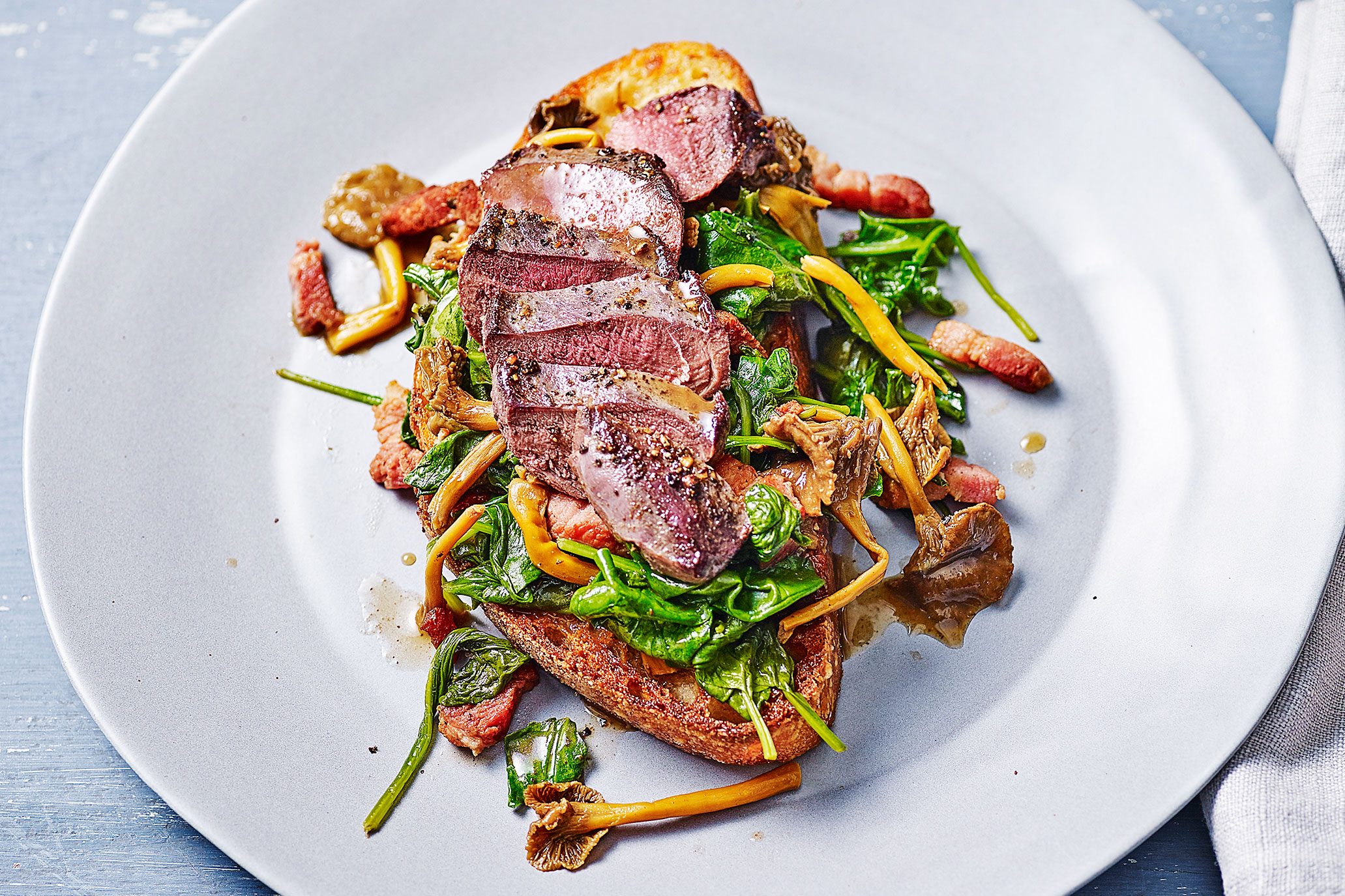 One-pan pigeon breast with spinach & bacon