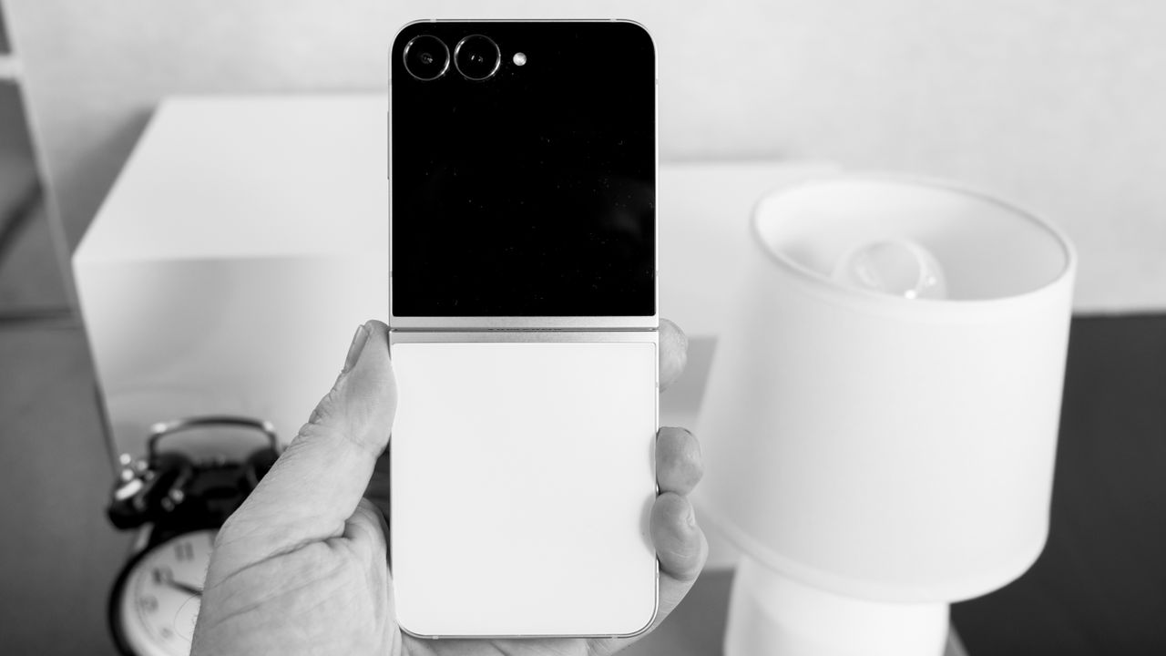 Samsung’s Galaxy Z Flip Phones: An Epic Gamble on Black Friday, Where Consumer Trust Collides with Corporate Greed and Innovation Failure