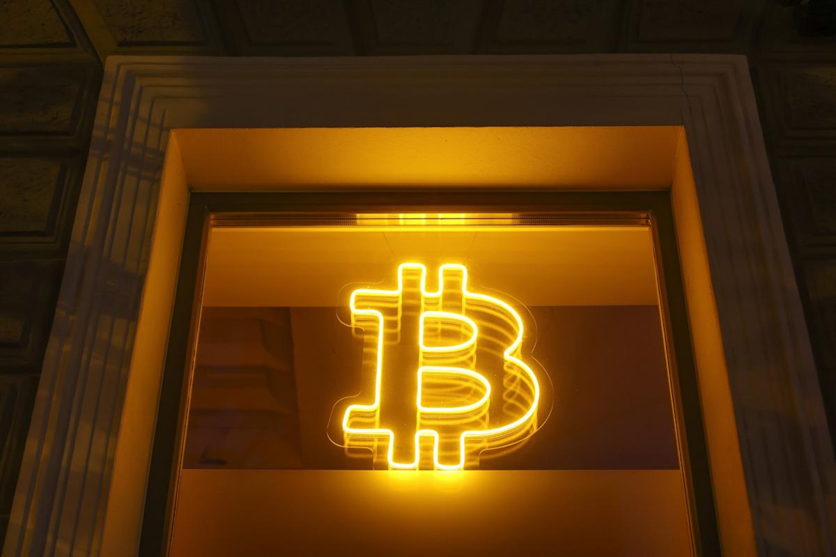 Bitcoin Collapse Accelerates: Fear Grips Market as $80,000 Target Looms