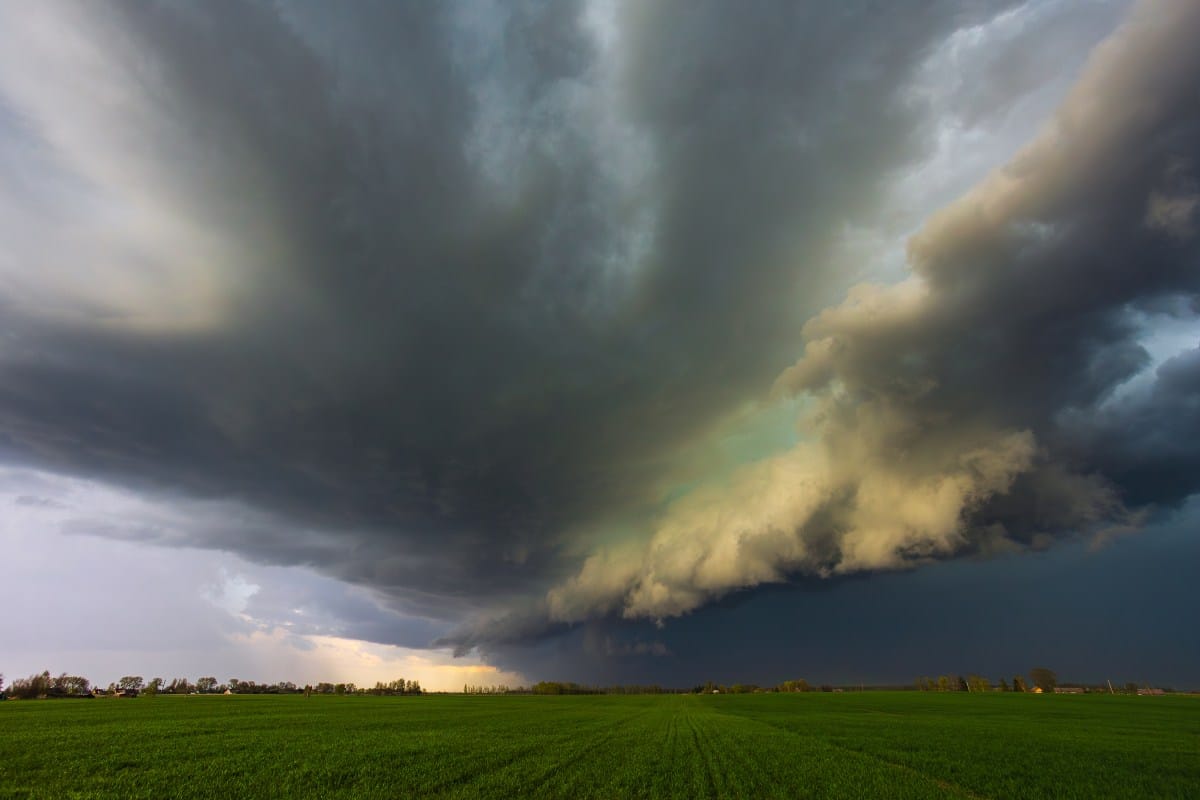 OVER 130,000 ILLINOIS RESIDENTS FORCED INDOORS AS SEVERE THUNDERSTORM STRIKES WITH DESTRUCTIVE FORCE!