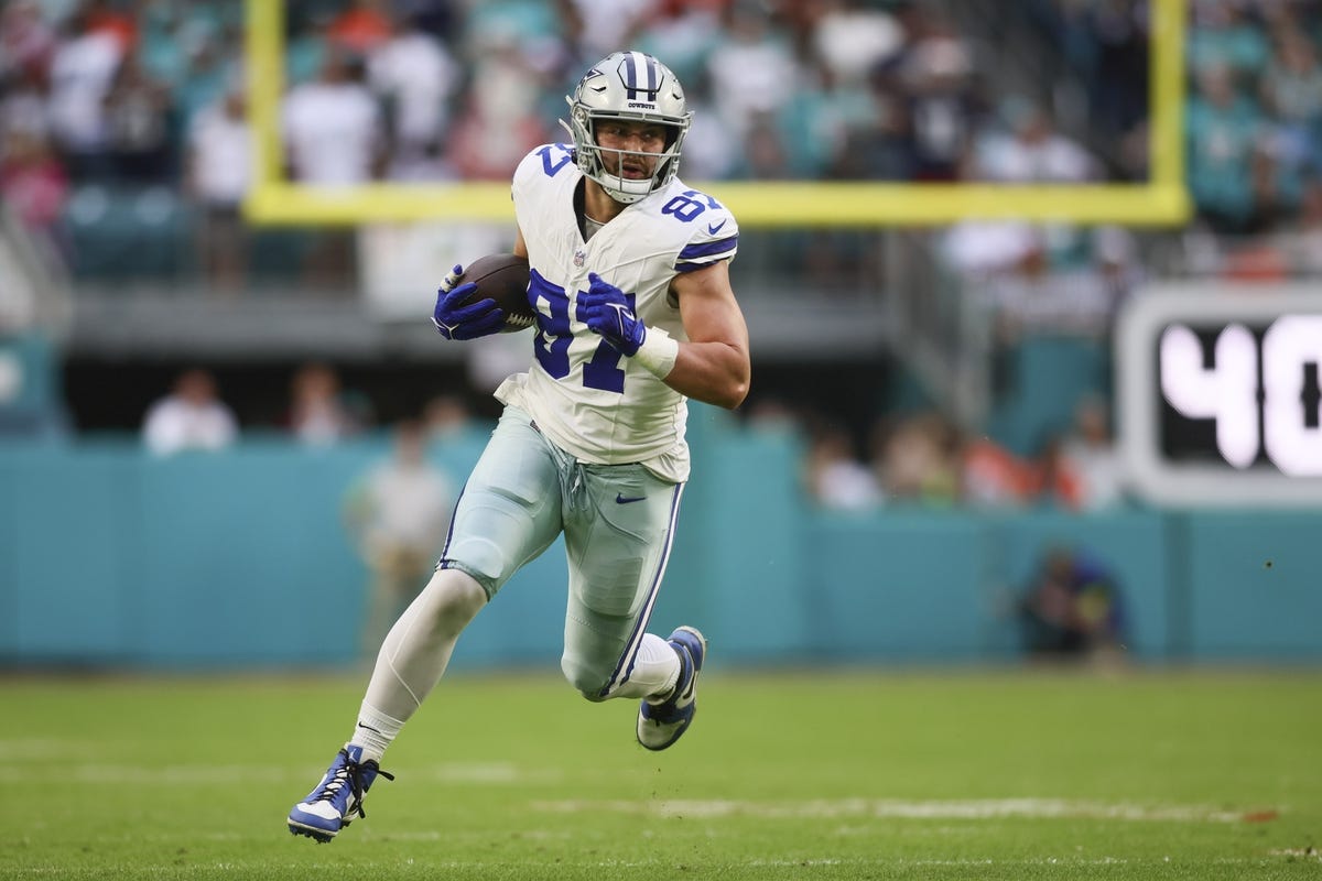 Dec 24, 2023; Miami Gardens, Florida, USA; Dallas Cowboys tight end Jake Ferguson (87) runs with the football against the Miami Dolphins during the first quarter at Hard Rock Stadium. Mandatory Credit: Sam Navarro-USA TODAY Sports