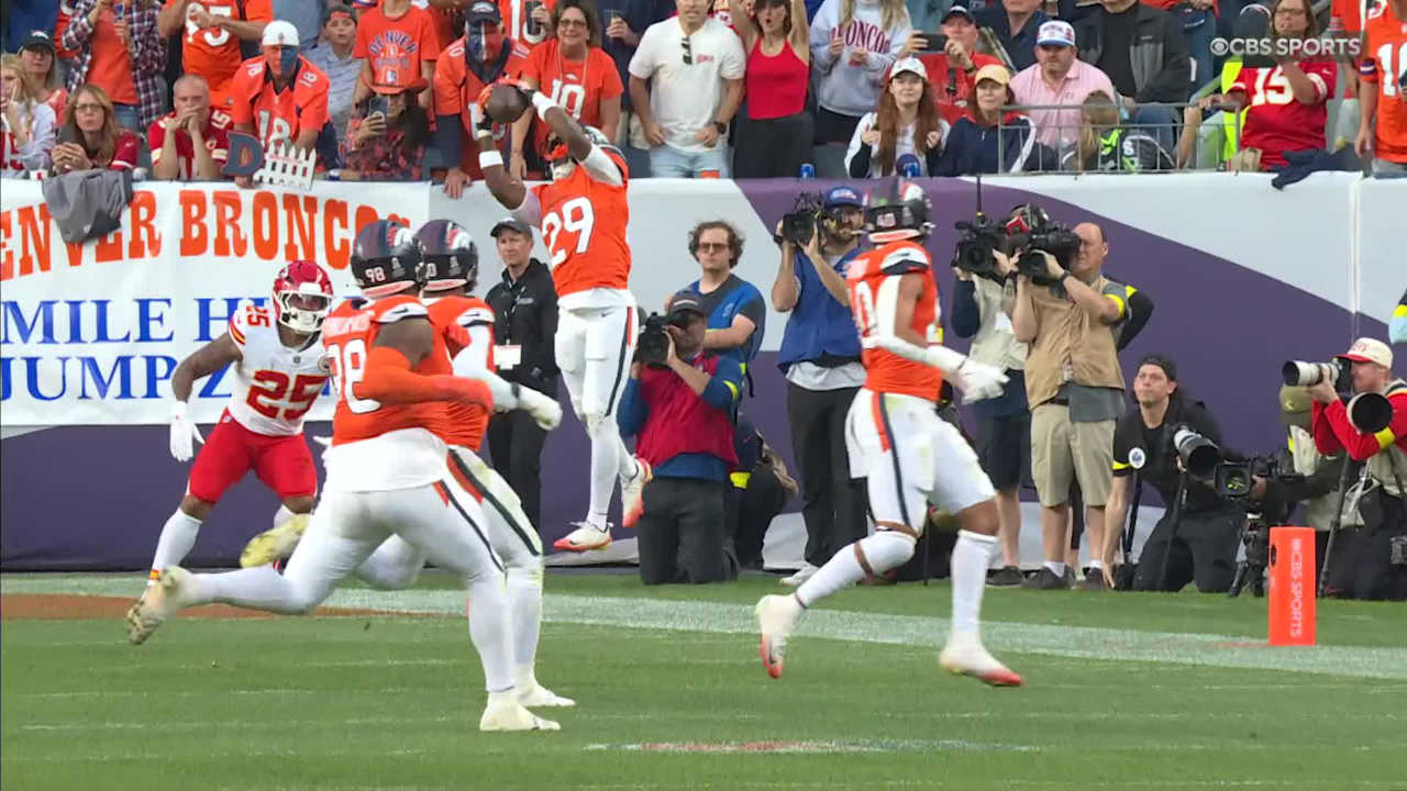 Darnold's Disastrous Triple Interception Haunts NFL Sunday as Elite QBs Stumble!