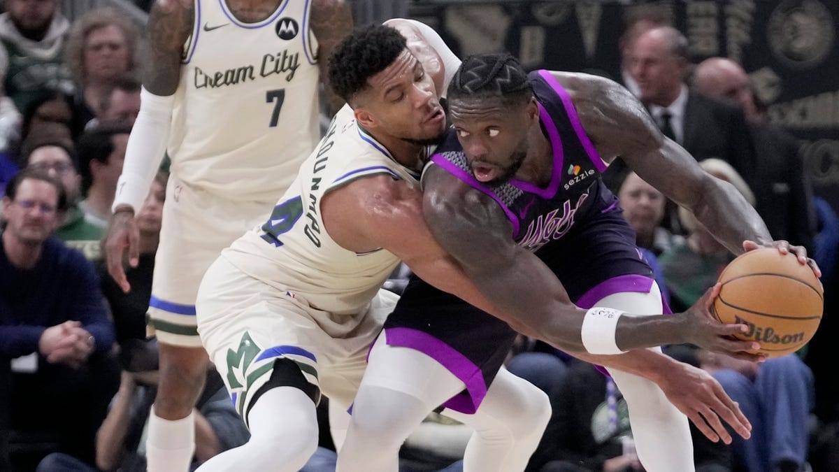 Bucks Host Thunder Amidst Giannis Injury Watch