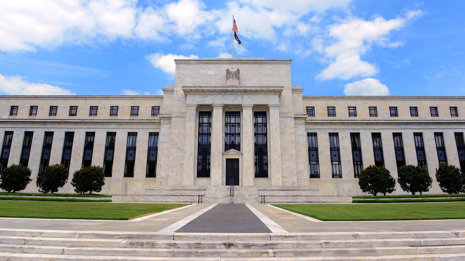 Fed Expected to Hold Rates Steady Amid Political Pressure