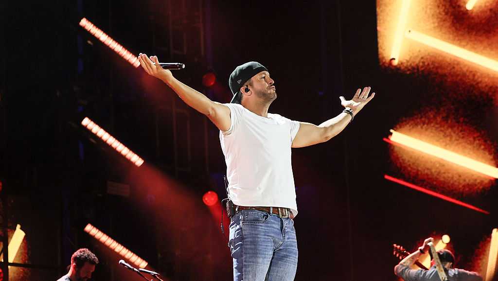 Luke Bryan Announces 'Word on the Street' Summer Tour Stops