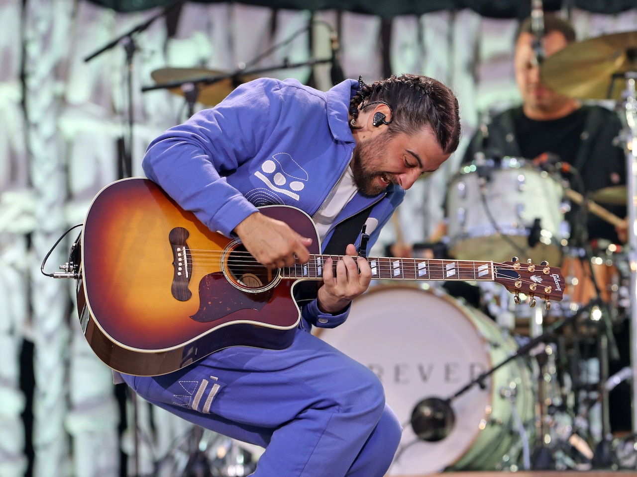 Noah Kahan Scales Up to Stadiums with Great Divide Tour