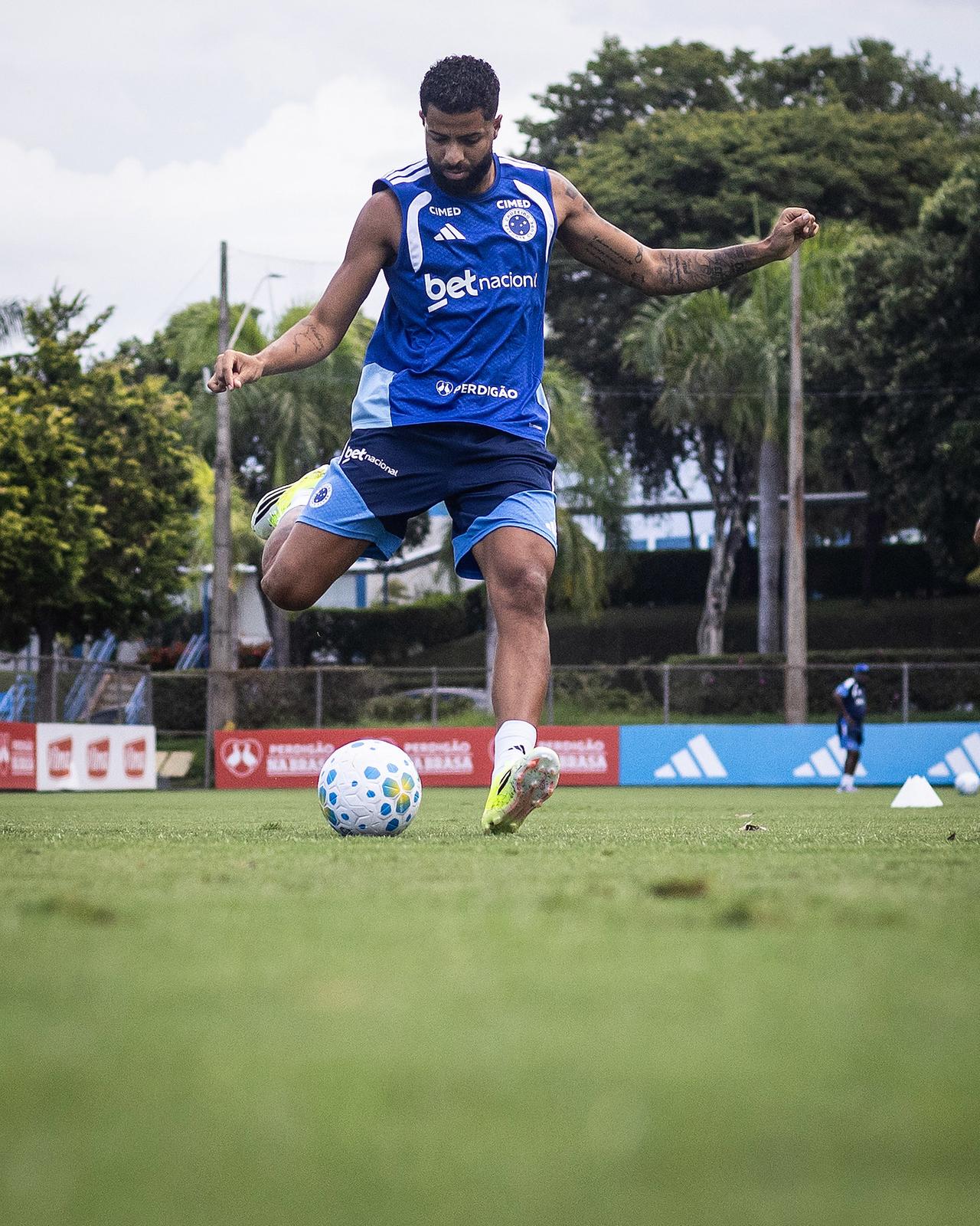 Cruzeiro Faces Midweek Fixture Amidst Early Season Pressure