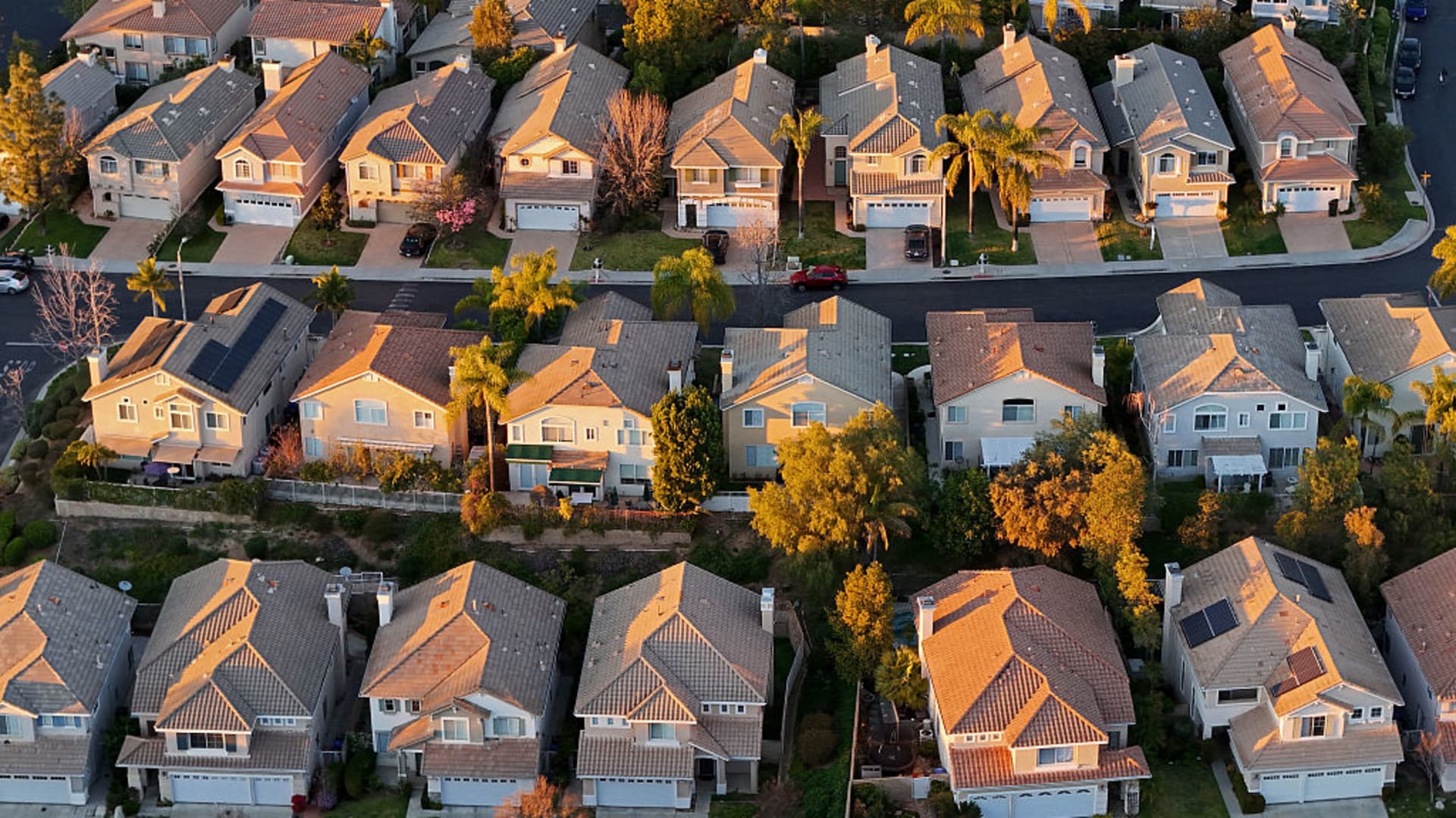 Mortgage Market Bifurcation: Refinance Rally Fails to Offset Purchase Stagnation