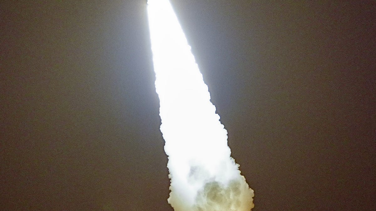 Atlas V Equips Record Payload for Satellite Constellation Race