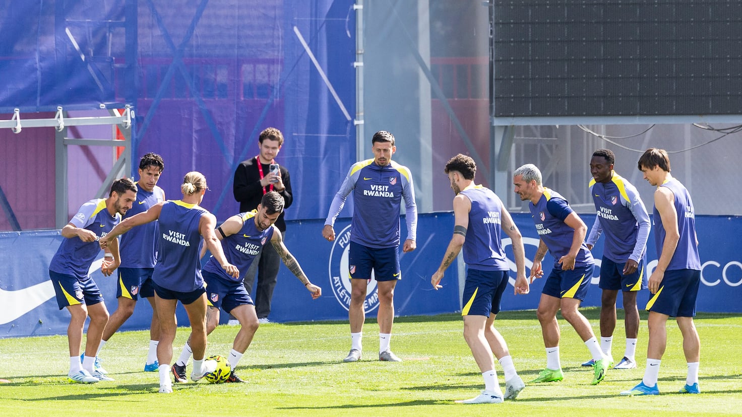 Football Titans Face Critical 'Trilogy': League Title & Champions League Glory Collide