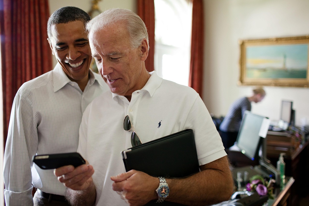 Digital Leverage, Partisan Media, and Information Fragility in High-Stakes Political Conflicts