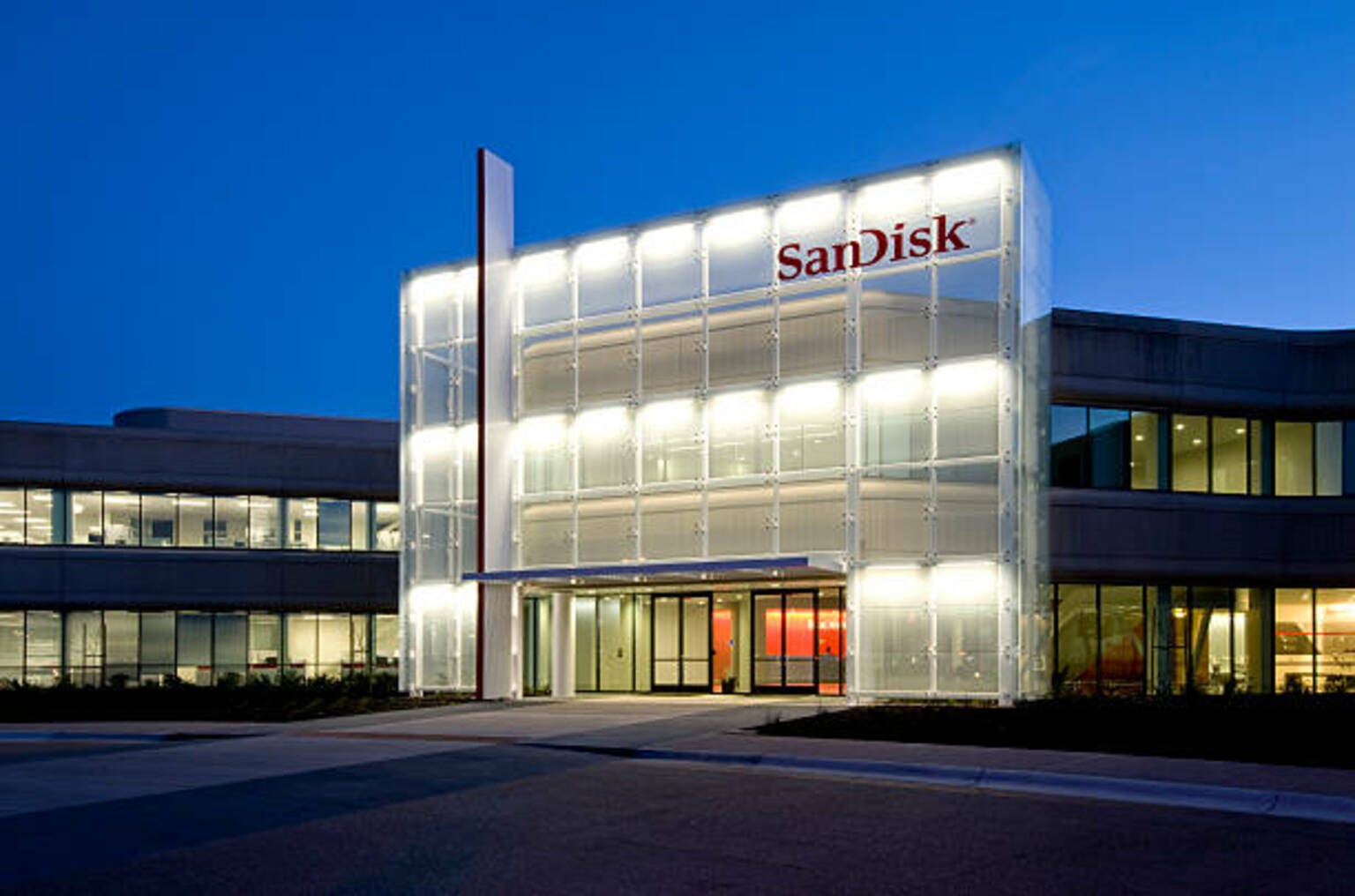SanDisk (SNDK) Valuation Analysis: AI Infrastructure and Nasdaq 100 Integration