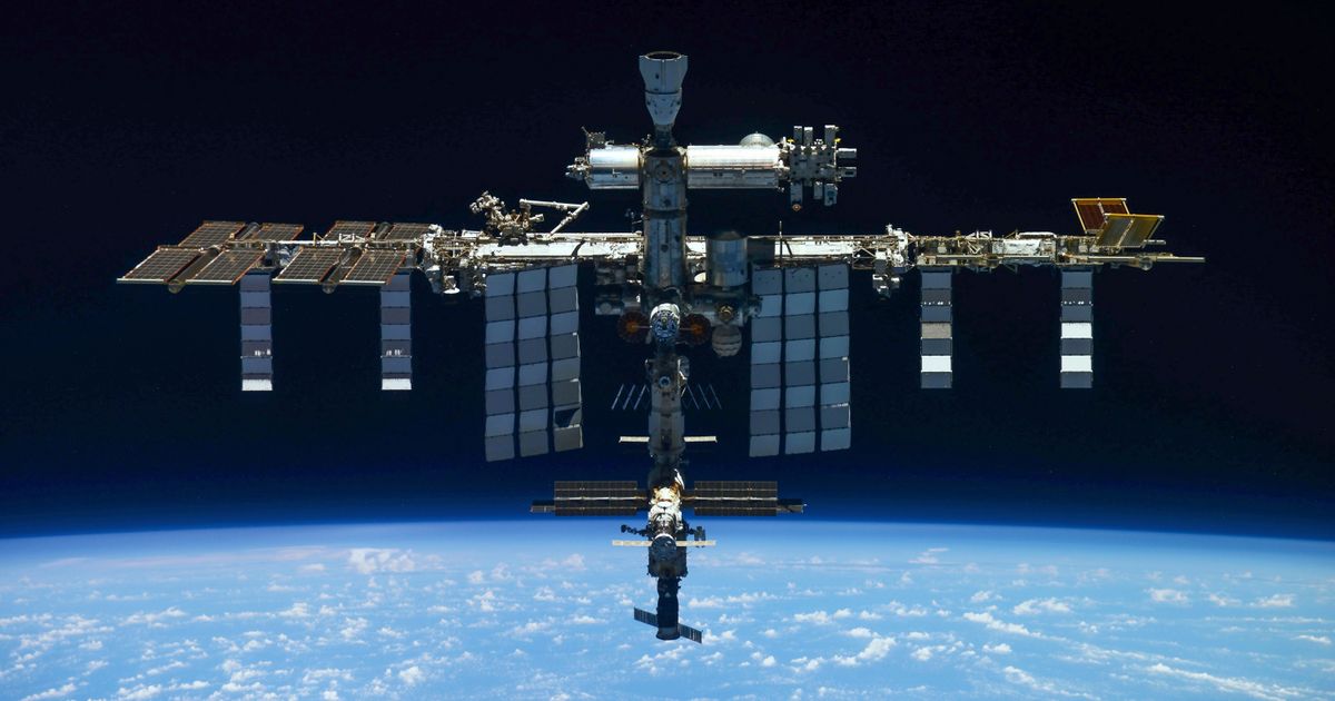 ISS Structural Integrity: NASA Astronauts Shelter as Zvezda Leak Repairs Pause