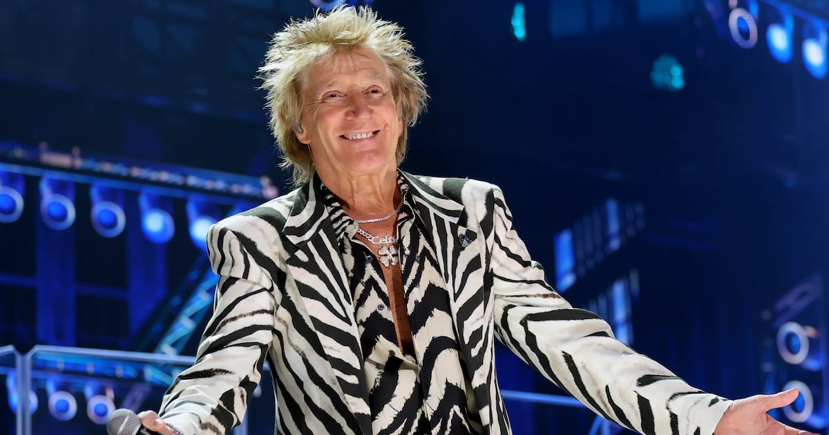 Rod Stewart’s High-Altitude Incident: Analyzing the Physiological and Fiscal Risks of Legacy Touring