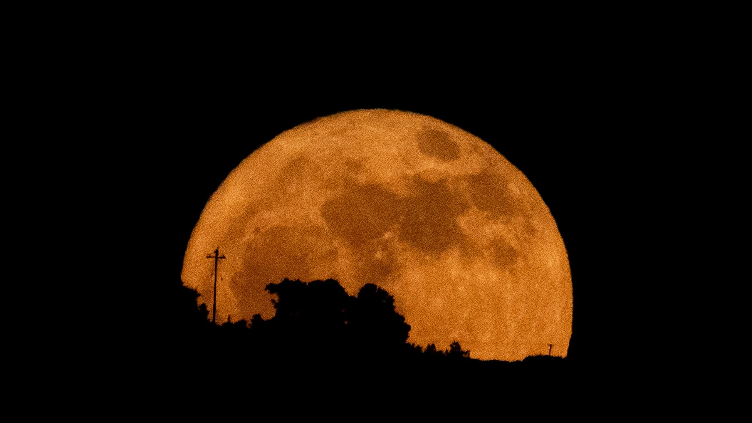 Atmospheric Extinction and Orbital Mechanics of the June Strawberry Moon