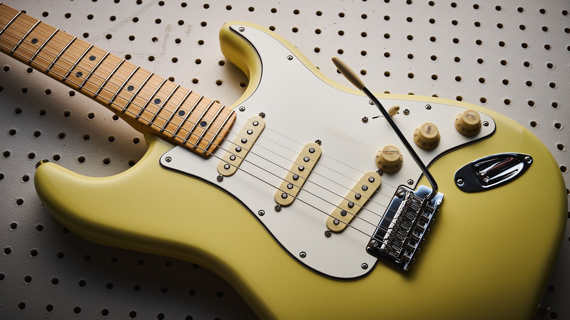 Thomann Sues Fender: Stratocaster IP Dispute Escalates, Challenging Industry Competition