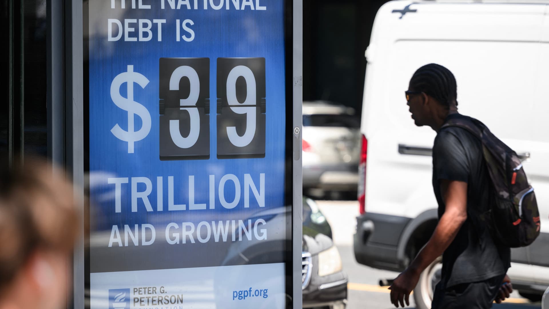 U.S. National Debt Tops $40 Trillion Amid Rising Deficits and Yield Volatility