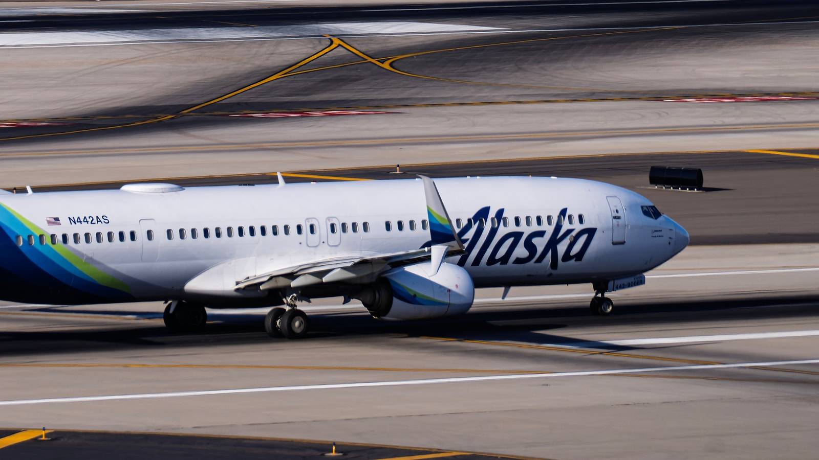 Alaska Airlines Flight 305 Initiates Flight Deck Lockdown Following Cabin Security Threat at Miami International Airport