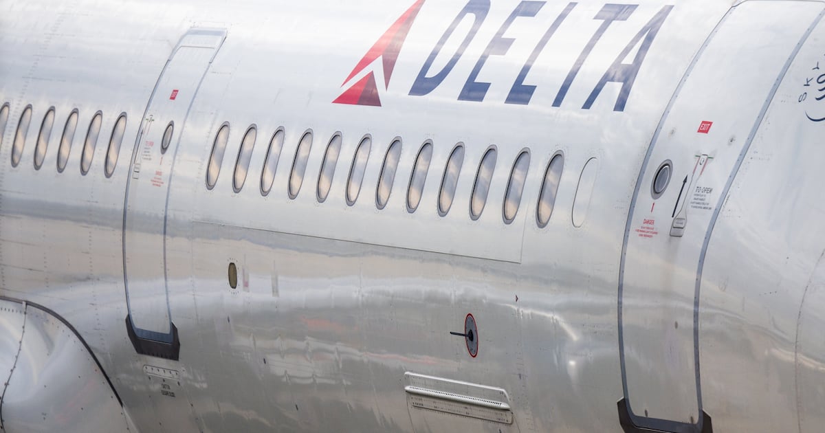 Delta Flight 2204 Evacuated in Atlanta After Cockpit Fumes