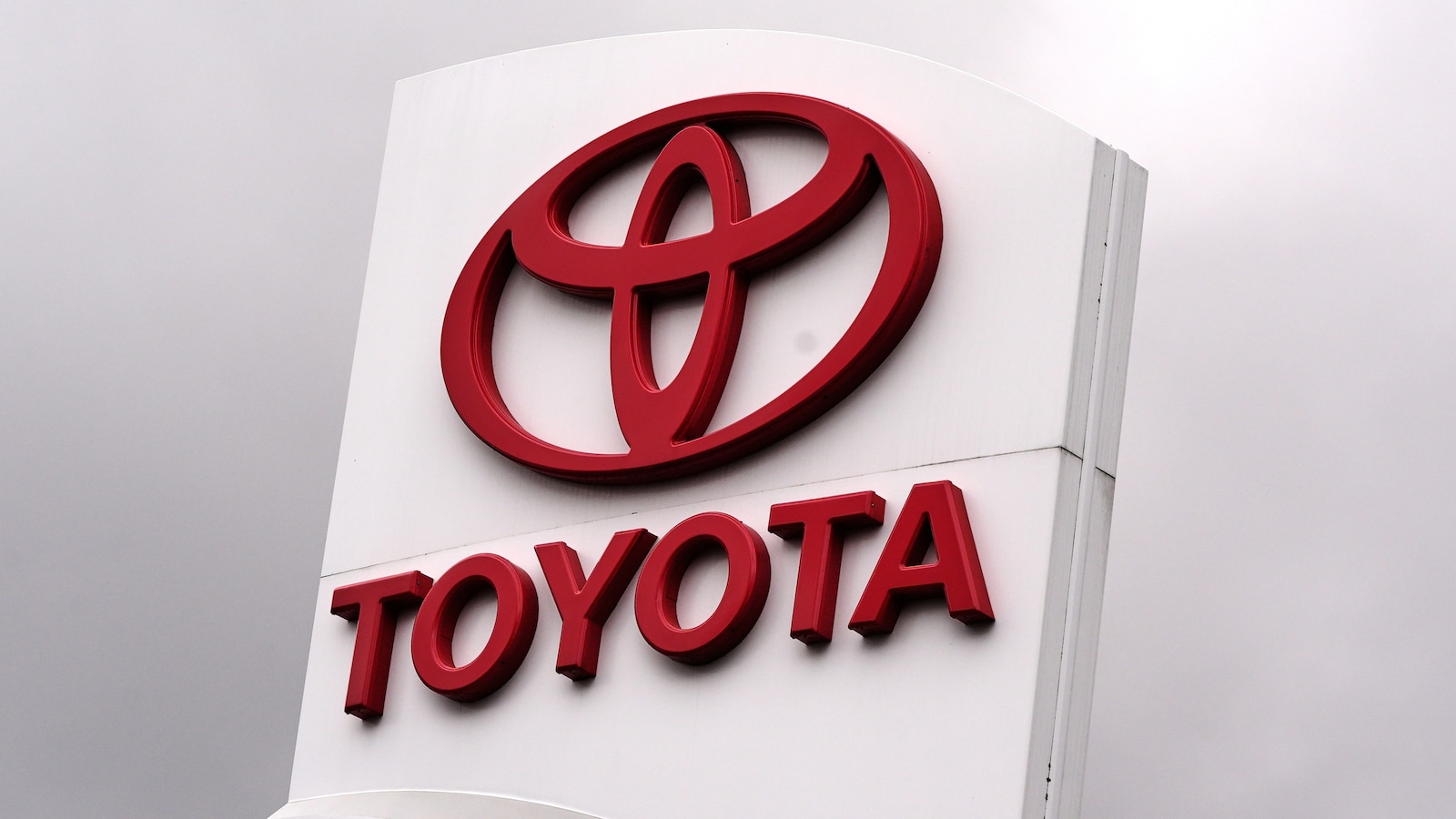 Toyota Recalls 655K Camrys Over Startup Display Defect