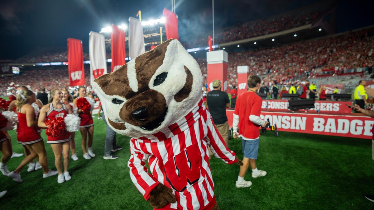 Lambeau Field Hosts Notre Dame-Wisconsin: Economic Windfall and Strategic Matchup Analysis